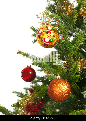 Ornement coloré sur un arbre de Noël isolé sur fond blanc Banque D'Images