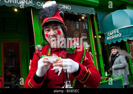 New York, NY - 11 décembre 2010 SantaCon - homme vêtu comme un soldat en mangeant un Felafel pendant Santacon ©Stacy Walsh Rosenstock/Alamy Banque D'Images