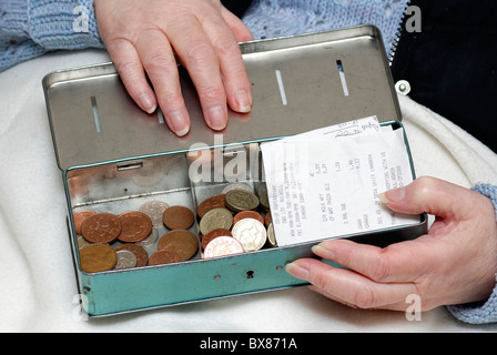 Pensionné avec de l'argent de l'étain et l'anglais service Banque D'Images