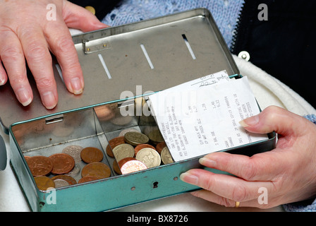 Pensionné avec de l'argent de l'étain et l'anglais service Banque D'Images