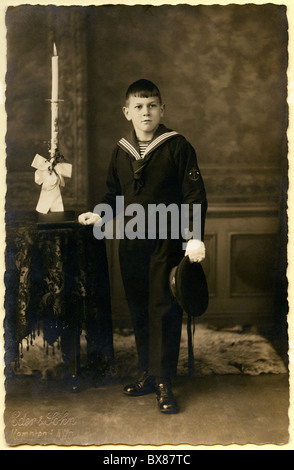 Personnes, enfants, confirmand, garçon en costume de marin avec bougie, photo d'Eder & son, Kempten, Bavière, vers 1900, droits supplémentaires-Clearences-non disponible Banque D'Images