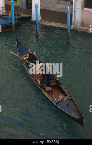 Gondolier prendre une photo d'un couple de voyageurs quartier de San Marco Venise le Veneto Italie du nord Europe Banque D'Images