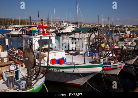 Bateaux dans Paphos, Paphos, Chypre, le port. Banque D'Images