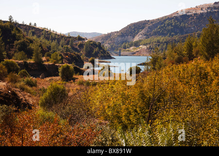 Barrage Diarizos, montagnes Troodos, à Chypre. Banque D'Images