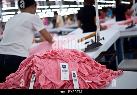 Packers au travail dans l'International Corp. fabrique de vêtements à San Antonio, Saipan, mercredi 16 mars, 2005. Banque D'Images