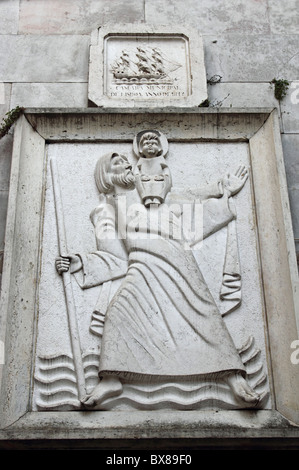 Représentation sculptée de Saint Christophe portant le Christ enfant, près du Castelo de Sao Jorge, Alfama, Lisbonne, Portugal Banque D'Images