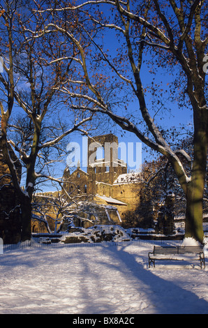 Kirkstall Abbey entouré de neige de l'hiver, fondée par des moines cisterciens sur les rives de la rivière Aire Leeds Yorkshire UK Banque D'Images