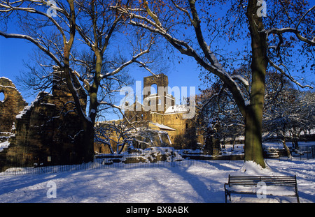 Kirkstall Abbey entouré de neige de l'hiver, fondée par des moines cisterciens sur les rives de la rivière Aire Leeds Yorkshire UK Banque D'Images
