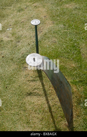 Modèle à l'échelle de la Terre et la lune (corriger les distances et la taille), système solaire à pied, Port Stanley, Îles Falkland Banque D'Images