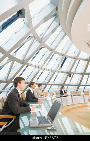 Les jeunes spécialistes sont assis à la table ronde et à l'écoute de chef d'un séminaire Banque D'Images