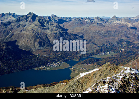 Vue depuis le mont Corvatsch à Lac de Silvaplana et chaîne de montagnes au nord dans la vallée de Saint Moritz Suisse Banque D'Images