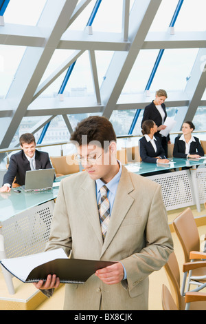 Portrait du patron avec succès dans un environnement de travail Banque D'Images
