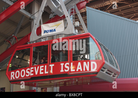 Le Roosevelt Island Tram s'approche de la station de Roosevelt Island à New York. Banque D'Images