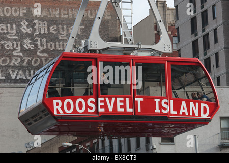 Le Roosevelt Island Tram s'approche de la gare de Manhattan à New York City. Banque D'Images