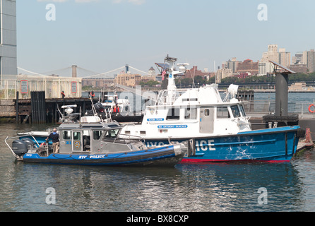 Port de NYPD Unité "P.O. Anthony Sanchez' (équipe de plongée) et le port 311 nombre de patrouille au large de l'Île des Gouverneurs à quai. Banque D'Images