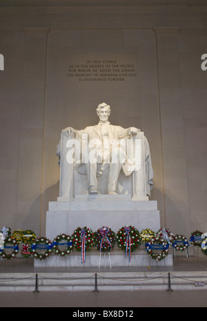 La statue d'Abraham Lincoln à l'intérieur du Lincoln Memorial décorées de fleurs pour présidents Journée à Washington, DC. Banque D'Images