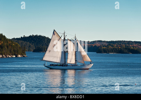 Location de voile au large des côtes de Castine, Maine, USA Banque D'Images