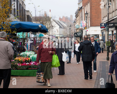 Une rue commerçante à Mansfield, Nottinghamshire England UK Banque D'Images
