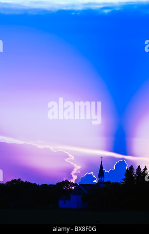 Les Orage au coucher du soleil sur les Prairies canadiennes. Notre Dame de Lourdes, au Manitoba, Canada. Banque D'Images