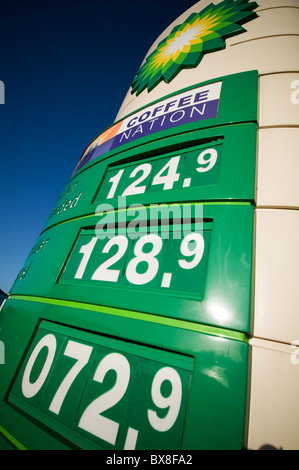 Les prix élevés du carburant diesel essence au Royaume-Uni les coûts coût d'imposition fiscale en cours devoir bp British Petroleum Gas station parvis de remplissage Banque D'Images