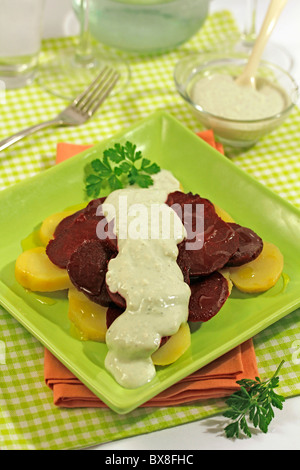 Salade de pommes de terre et betteraves avec sauce roquefort. Recette disponible. Banque D'Images