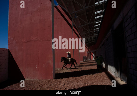 Un Mexicain charro chevauche son cheval pendant le Championnat National Charro à Pachuca, Mexique, l'État de Hidalgo Banque D'Images