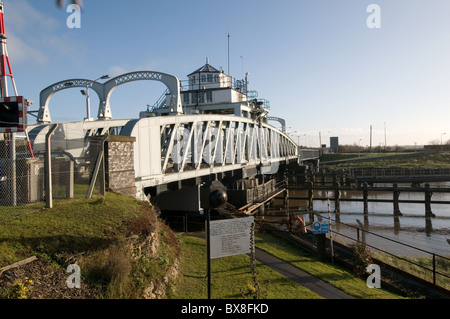 - Pont sur la rivière nene à la limite entre le Norfolk et rivet de cambridgeshire steel construction ponts cross Banque D'Images