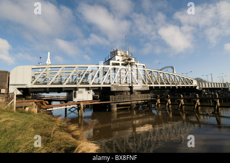 - Pont sur la rivière nene à la limite entre le Norfolk et rivet de cambridgeshire steel construction ponts cross Banque D'Images