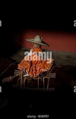 Un bébé fille amazona mexicaine monte un cheval à la Championnat National Charro à Pachuca, Mexique, l'État de Hidalgo Banque D'Images