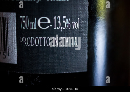 Détail d'une bouteille de vin écrit dessus 'prodotto in Italia". Banque D'Images