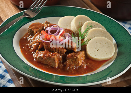 Goulasch et boulettes de pommes de terre style Tchèque Banque D'Images