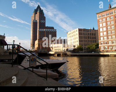 La Milwaukee River dans le centre-ville de Milwaukee, Wisconsin. Tour de bureaux du centre de Milwaukee en arrière-plan. Banque D'Images