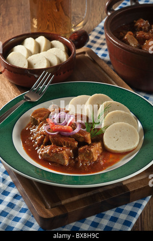 Goulasch et boulettes de pommes de terre style Tchèque Banque D'Images