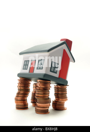 L'ÉQUILIBRAGE DE LA MAISON SUR PILOTIS DE PIÈCES RE ACHETEURS MAISONS PROPRIÉTÉ HYPOTHÈQUE TAUX D'INTÉRÊT DU MARCHÉ DE L'ÉCONOMIE DE LA BANQUE D'ANGLETERRE ETC UK Banque D'Images