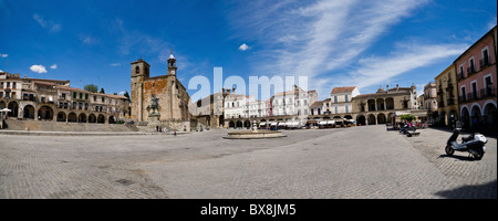 Plaza Mayor à l'église de San Martín à Trujillo, Espagne Banque D'Images