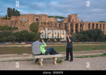 Les jeunes touristes Romolo e Remo au Belvedere sur la plate-forme au sol le Circus Maximus Rome Italie Europe Banque D'Images