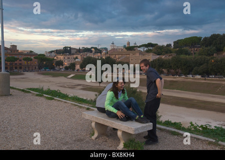 Les jeunes touristes Romolo e Remo au Belvedere sur la plate-forme au sol le Circus Maximus Rome Italie Europe Banque D'Images