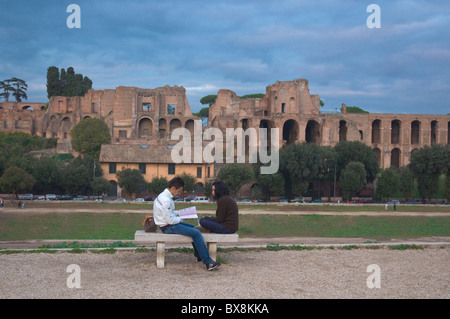 Jeunes au Belvedere Romolo e Remo plate-forme sur le Circus Maximus de Rome Italie Europe au sol Banque D'Images