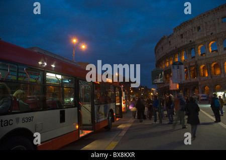 Arrêt de bus devant le Colisée à Rome Italie Europe centrale sombre Banque D'Images