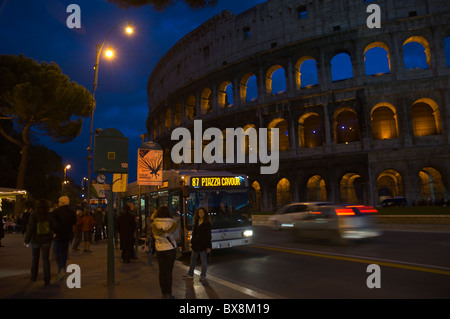 Arrêt de bus devant le Colisée à Rome Italie Europe centrale sombre Banque D'Images