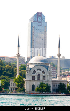 Mosquée Dolmabhace sur la rivière Bosphore banques, Istanbul Turquie Banque D'Images