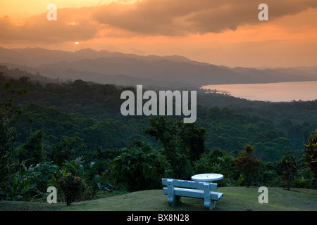 Coucher de soleil sur le Lac Arenal et la cordillère centrale de l'Arenal Volcano National Park, près de La Fortuna, San Carlos, Costa Rica. Banque D'Images