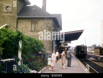 Une image de 1960 passagers attendant le train à la gare de Mersch, Luxembourg. Banque D'Images