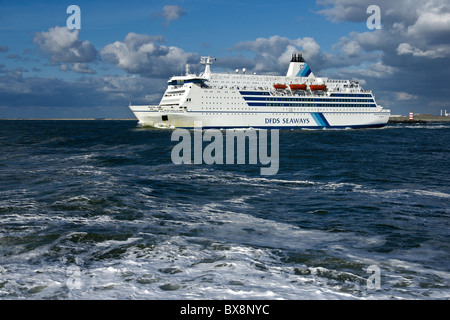 DFDS et voiture de passagers roi de Scandinavie quitter port néerlandais Ijmuiden près d'Amsterdam pour près de Newcastle North Shields Banque D'Images