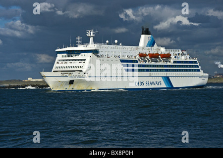 DFDS et voiture de passagers roi de Scandinavie quitter port néerlandais Ijmuiden près d'Amsterdam pour près de Newcastle North Shields Banque D'Images