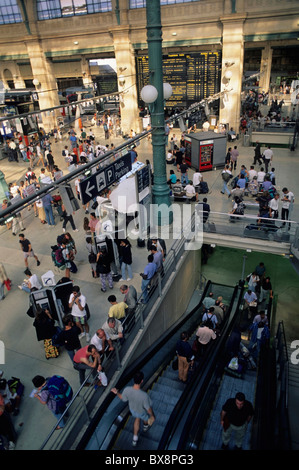 La gare du Nord, Paris, France : des foules de gens arrivant et partant. Banque D'Images