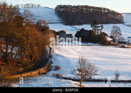 Le lever du soleil d'hiver baigne le minuscule village de Peak District Alsop en le Dale dans une lumière dorée, Derbyshire. Banque D'Images
