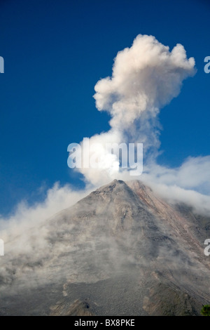 Éruption du volcan Arenal au cours de la journée près de La Fortuna, San Carlos, Costa Rica. Banque D'Images