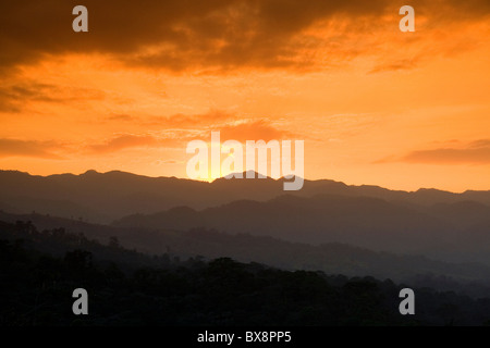 Coucher de soleil sur la cordillère centrale de l'Arenal Volcano National Park, près de La Fortuna, San Carlos, Costa Rica. Banque D'Images