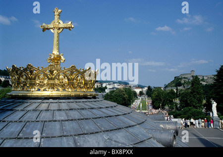 Croix dorée sur le dessus de la coupole sur le toit de la basilique du Rosaire à Lourdes, France. Banque D'Images